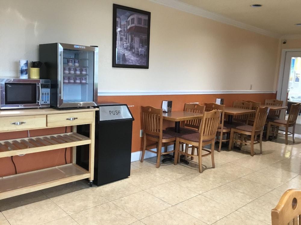 Days By Wyndham Airport Hotel 2*